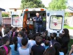 Esercitazione Evacuazione Per Incendio in Una Scuola - Un Volontario Della Croce Rossa Tiene Una Piccola Lezione Sulla Dotazione Delle Ambulanze.